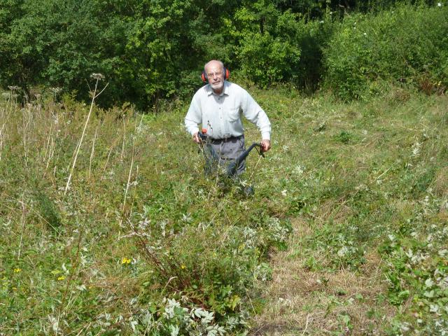 Snakeholme Pit Workparty - Colin cutting meadow (Derek Fox) 230819 (3)
